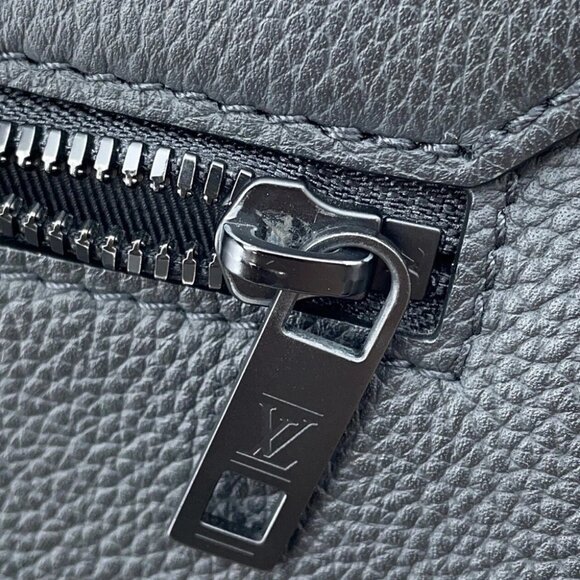 LOUIS VUITTON takeoff messenger Grain Leather Noir - Picture 8 of 16